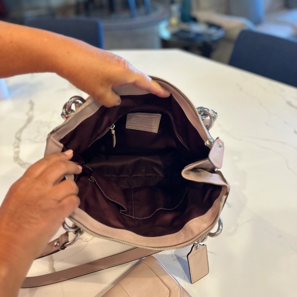 Coach Leather tote and matching wallet - Picture 3 of 3